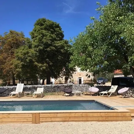 House La Grange Du Pradie بيت للعطل *
