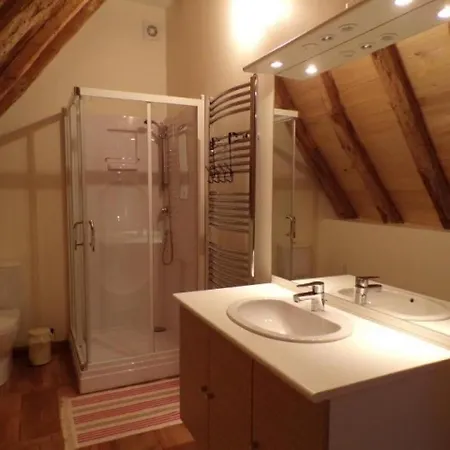 House La Grange Du Pradie بيت للعطل *